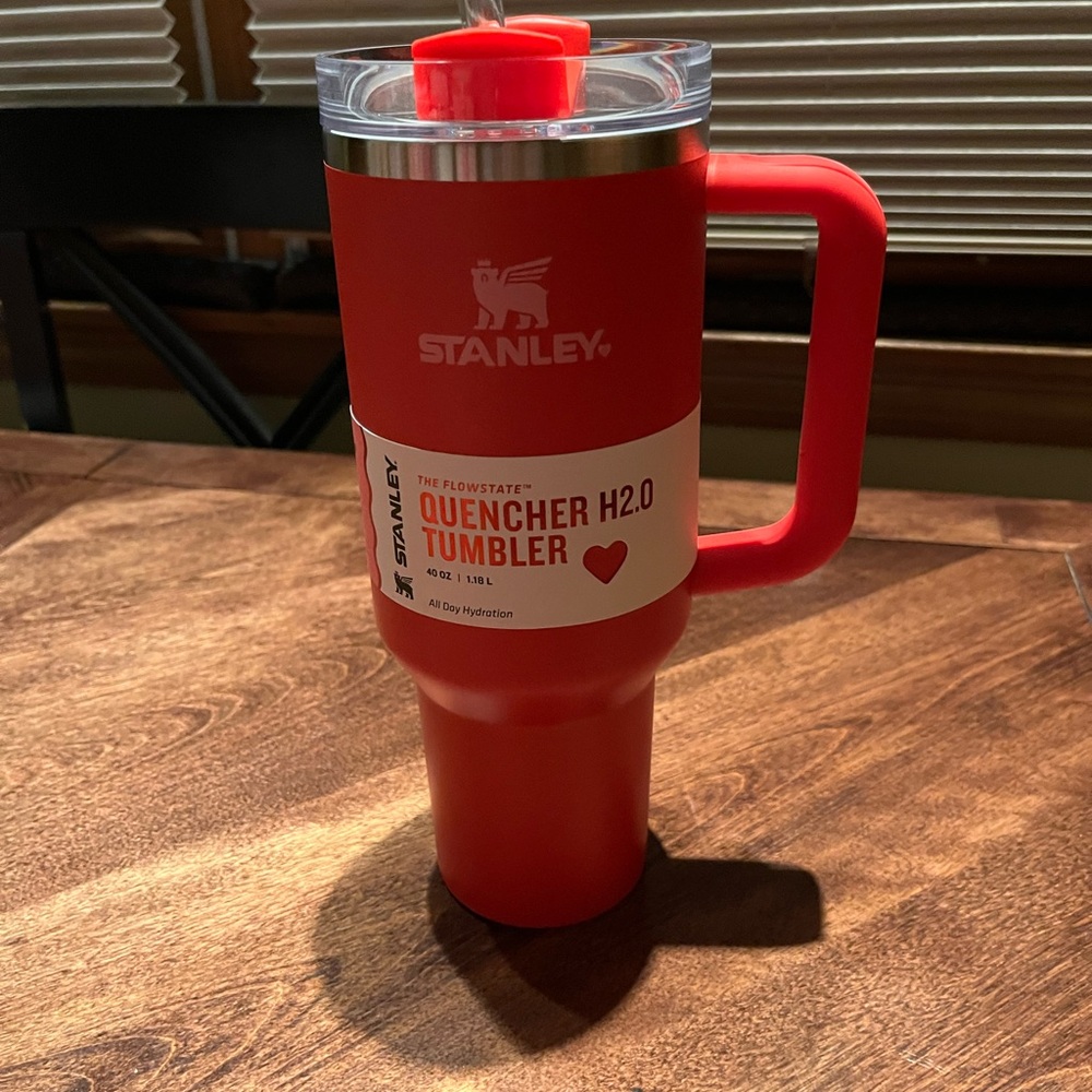 Red Valentine 40oz Stanley
Brand new with tags
